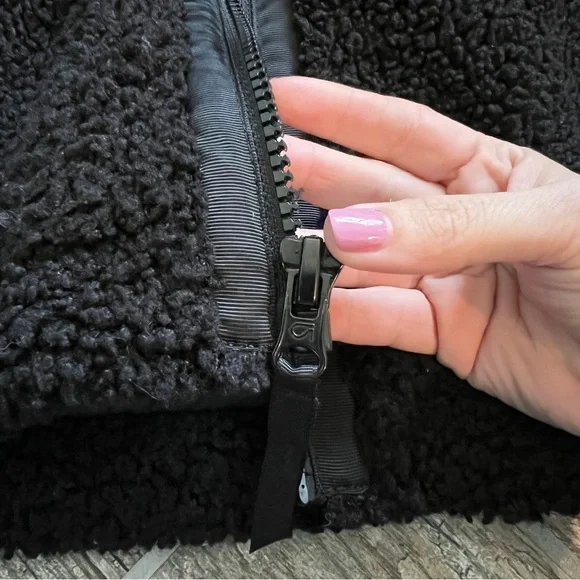 Gap Fit Women’s Sherpa Jacket, Black Zipper Closure, Size Small - Picture 5 of 10